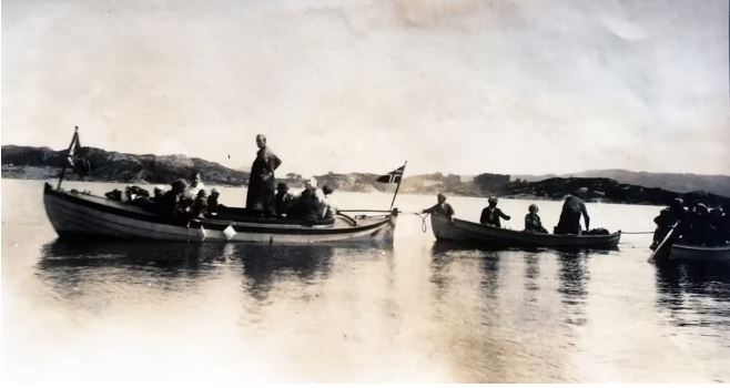 Overfylte båter på vei fra byen til hytten på Reilstad Fra 1922 Kilde aftenbladet.no