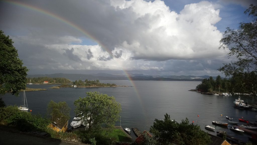 Reilstad lun havn regnbue båter gjestebrygge skyer Finnøy Ryfylke båtliv