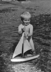 Djupevik-sommer-bading-barn-seilbåt-leke-vann-sjø-Reilstad-07-web